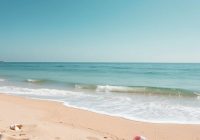 Kiedy najlepiej planować wakacje przy ograniczonym budżecie: terminy, oszczędności i typowe pułapki sezonu turystycznego